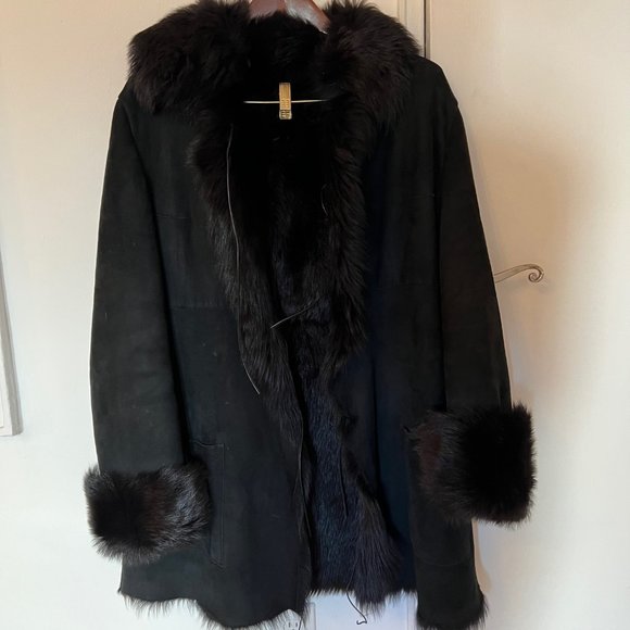Ruffo Sheepskin lady's black coat, made in Italy.